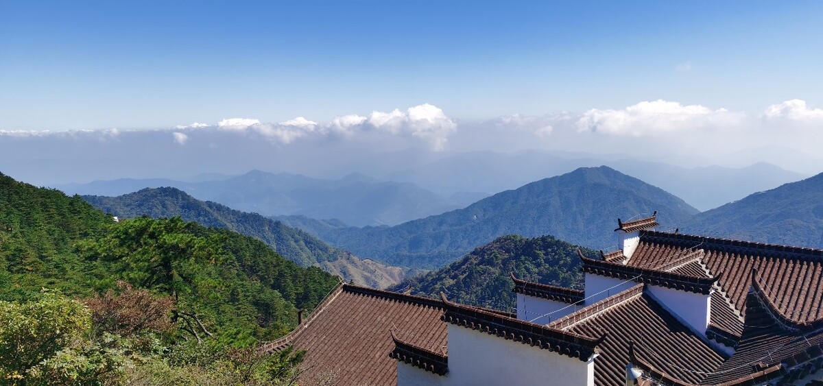 昔在九江上,遙望九華峰,天江掛綠水,秀出九芙蓉!九華山的風(fēng)景還是相當(dāng)不錯(cuò)的!